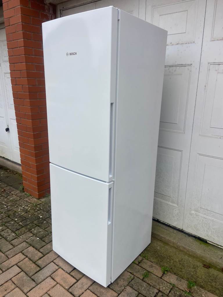 BOSCH Freestanding Fridge Freezer, like new. I'm happy to deliver in Bristol for free. 
