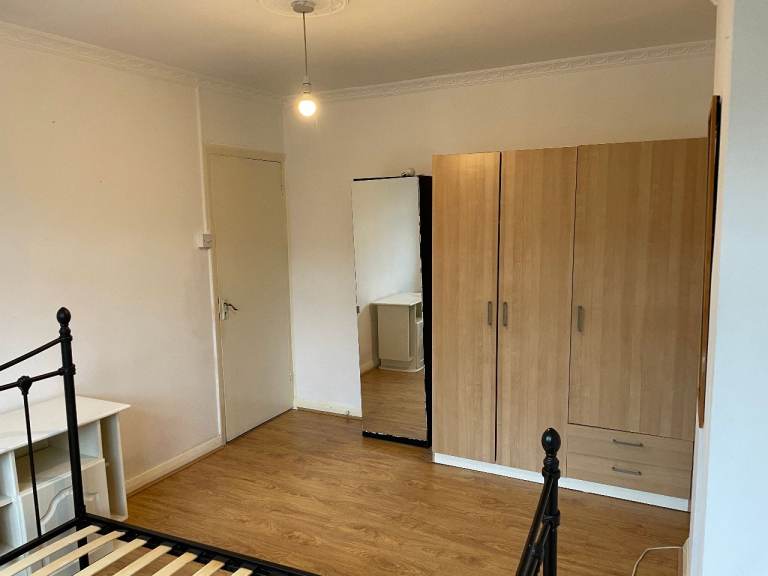 comfortable super double room to rent for a professional including bills in a shared house