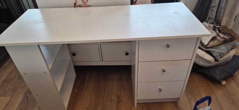 Dressing / Nail Table