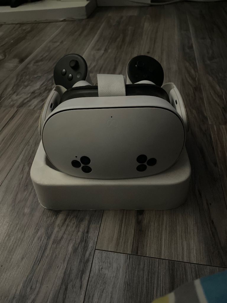 Oculus Quest 3sVR Headset with Controllers – Good Condition