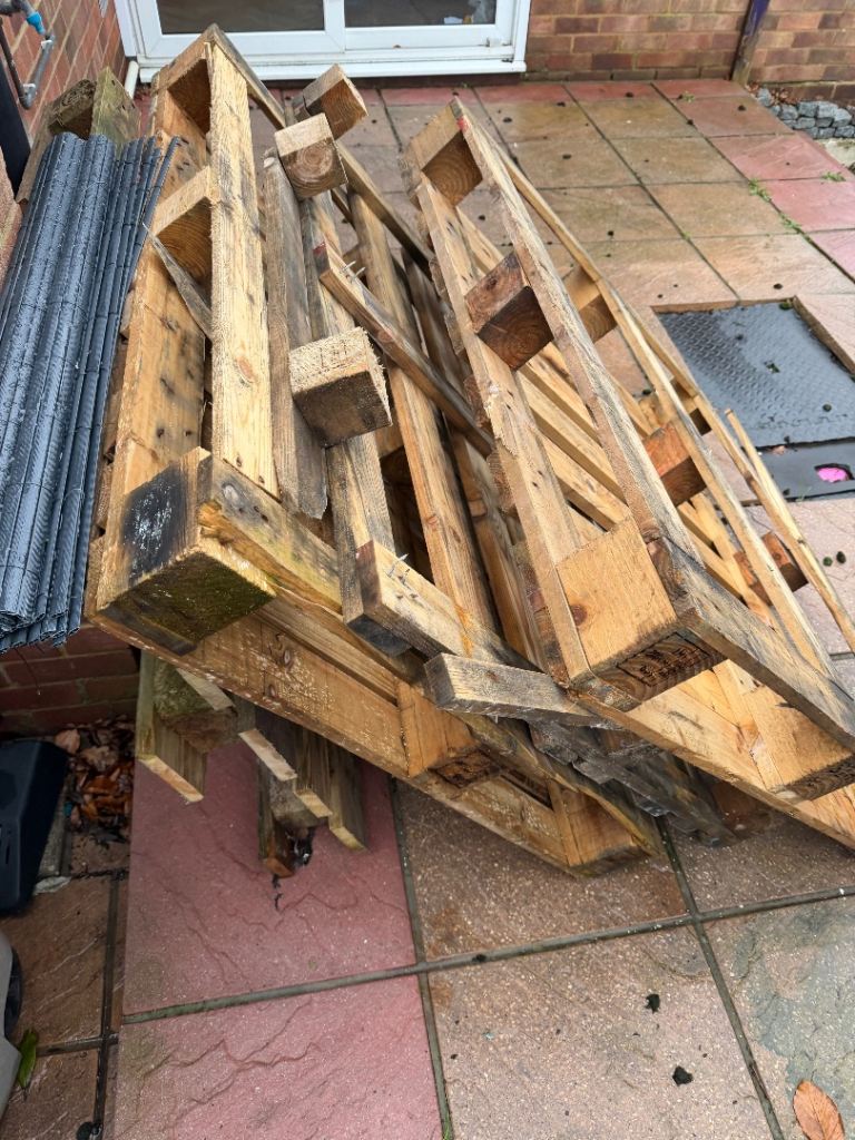 Free wooden pallets 