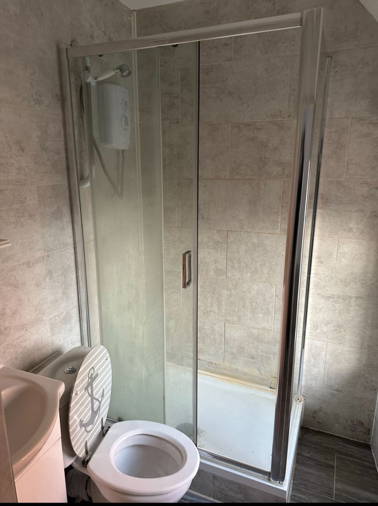 One Bedroom Flat (300m from Oracle Shopping Centre)