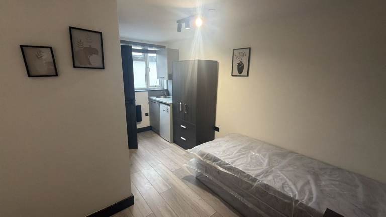 BENEFITS ACCEPTED - Studio Flat Available in Worcester Park Sutton KT4