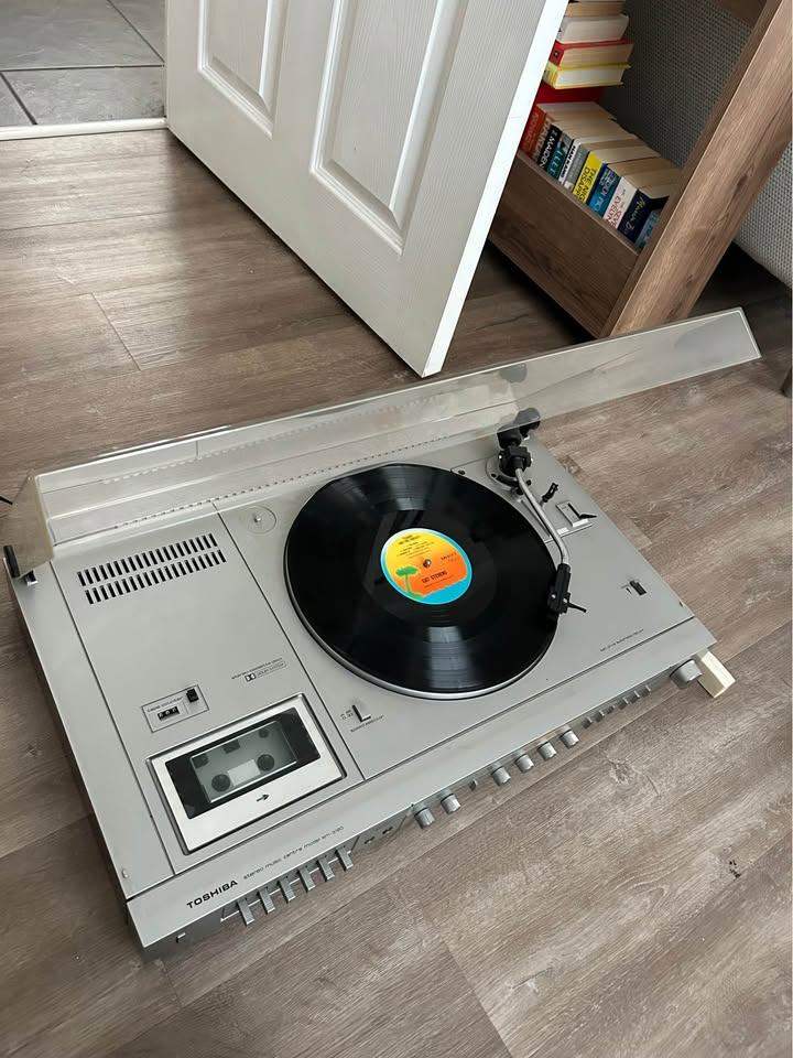 Toshiba Stereo Music Centre SM-3180 and 2x Toshiba Model SS-M200 speakers