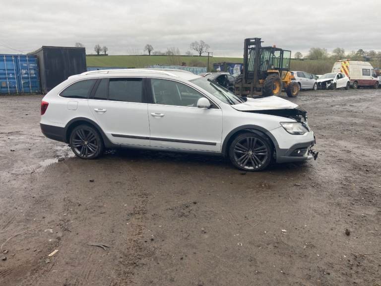 BREAKING 2014 SKODA SUPERB ESTATE MK2 2.0 TDI FOR PARTS 