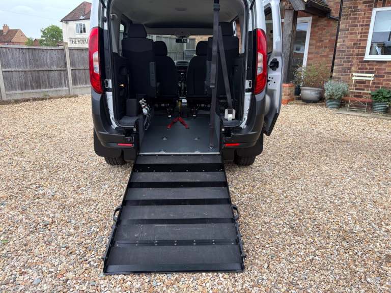 FIAT DOBLO WHEELCHAIR ACCESSIBLE VEHICLE MOBILITY VEHICLE DISABLED CAR WAV A1