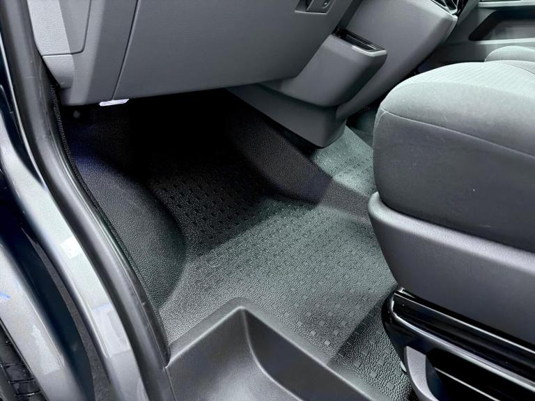 2022 Volkswagen Transporter 2.0 BiTDI T32 Highline Kombi DSG FWD SWB Euro 6 (s/s) 5dr WINDOW VAN ...