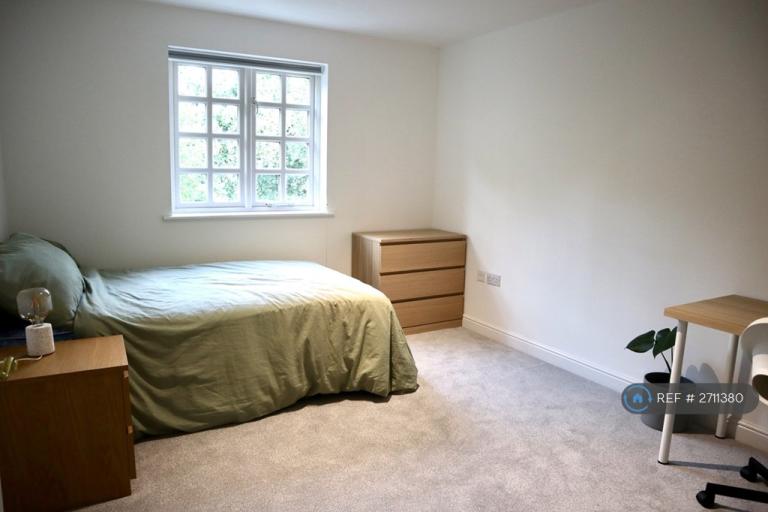 2 bedroom flat in Hadfield Close, Manchester, M14 (2 bed) (#2711380)