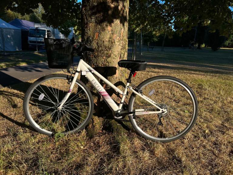 Apollo Excelle Women’s Hybrid Bike – £90
