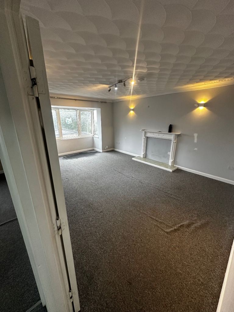 2 Bed top floor apartment Glanmor/Sketty £905PCM