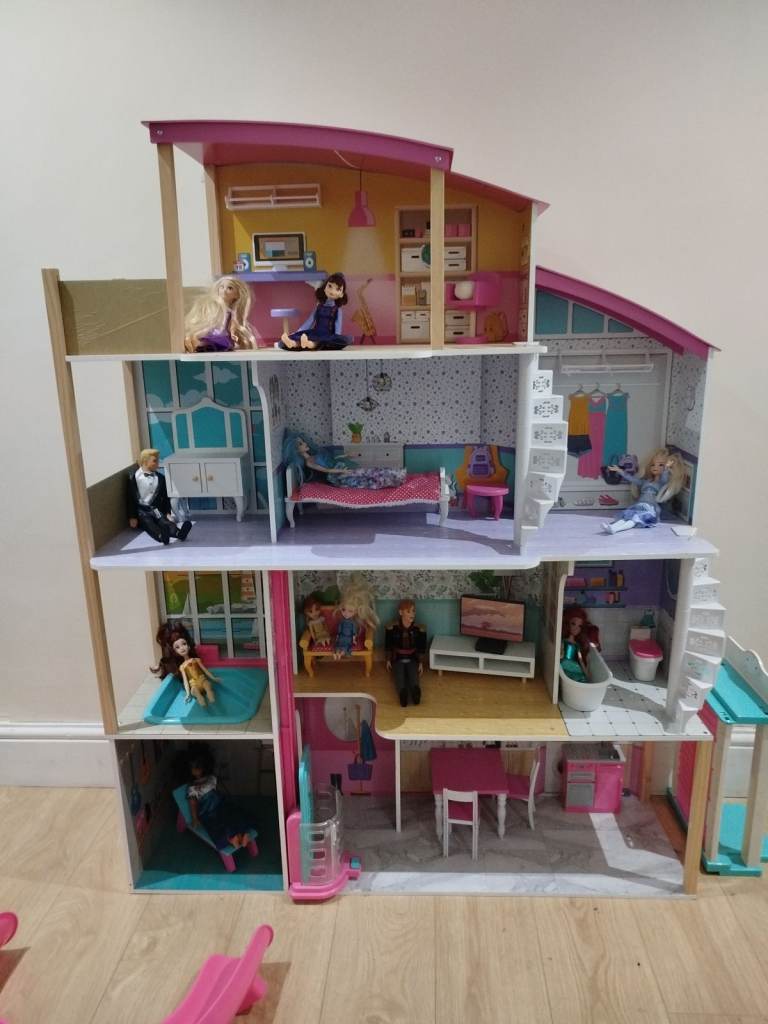 Large Doll house with furniture and dolls (Some Disney) 