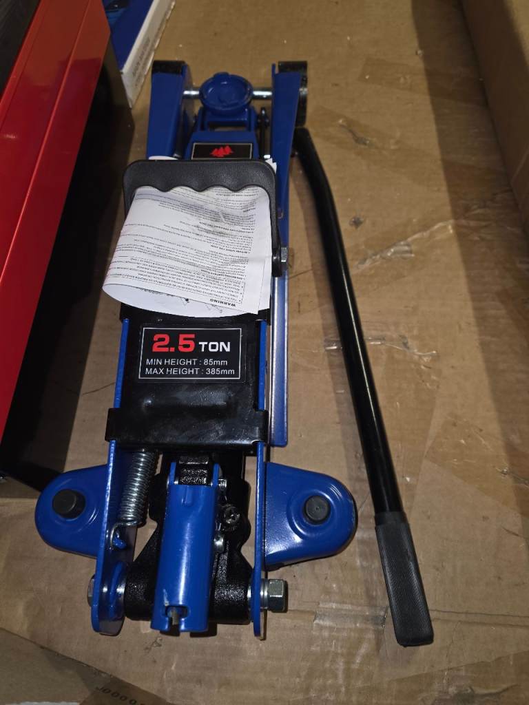 A (like new ) 2.5 ton jack we are selling it for 12.00 collection only 