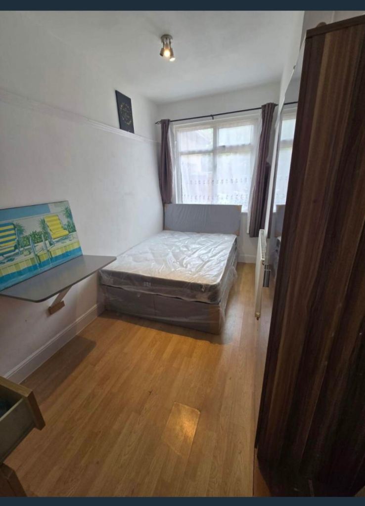 LARGE Double room in Hayes!, Newly painted