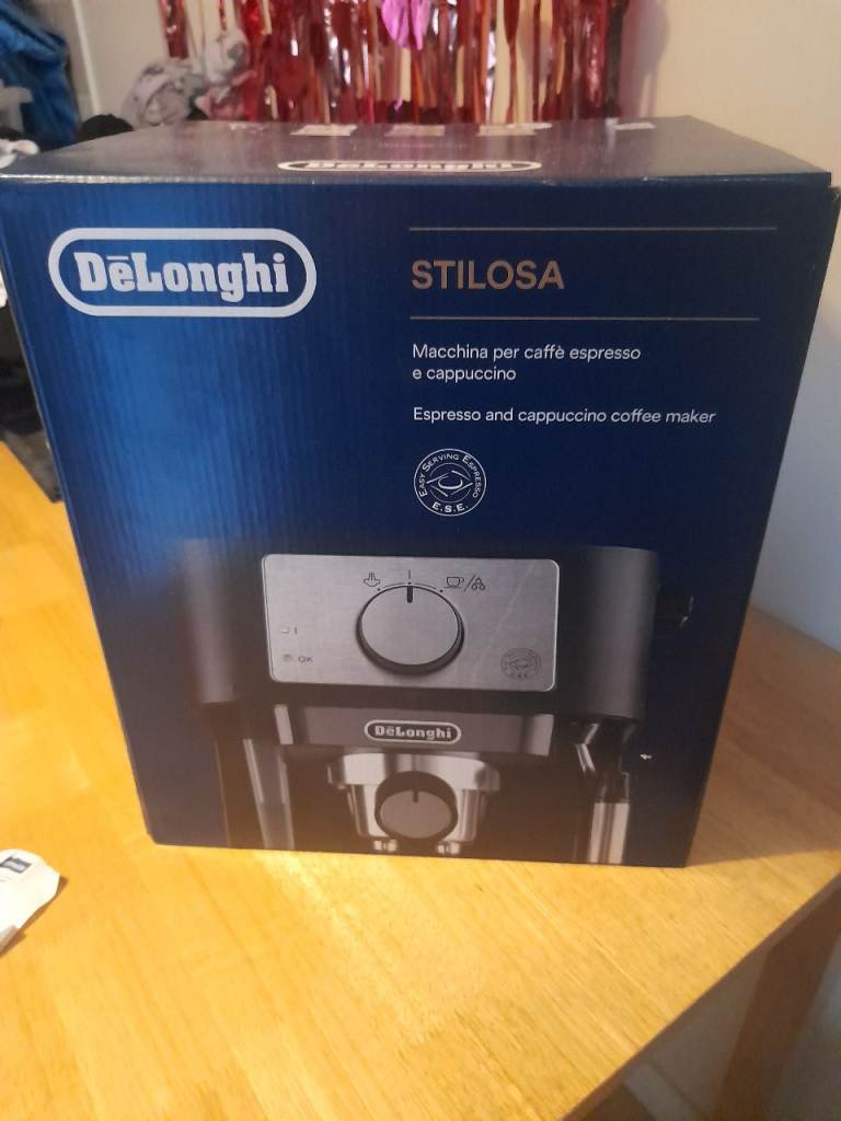 De'Longhi Stilosa coffee machine in the colour Cream