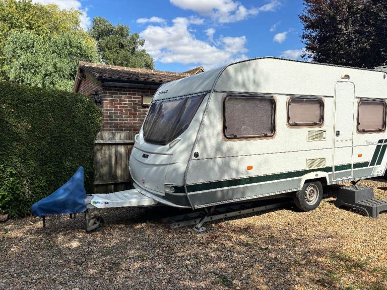 Lunar Chateau 450 Caravan (2003)