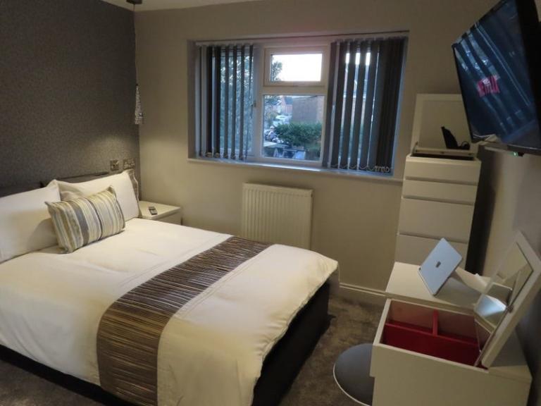 DOUBLE ROOMS AVAIABLE-DSS