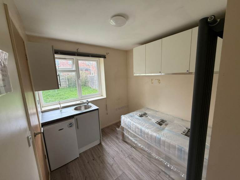 BENEFITS ACCEPTED - Studio Flat Available in Hayes Hillingdon UB3