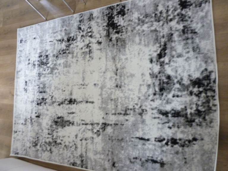 Beautiful quality brand new Rug (210 by 150 cms ) suitable for any room,only £75,Stanmore,Middlesex.