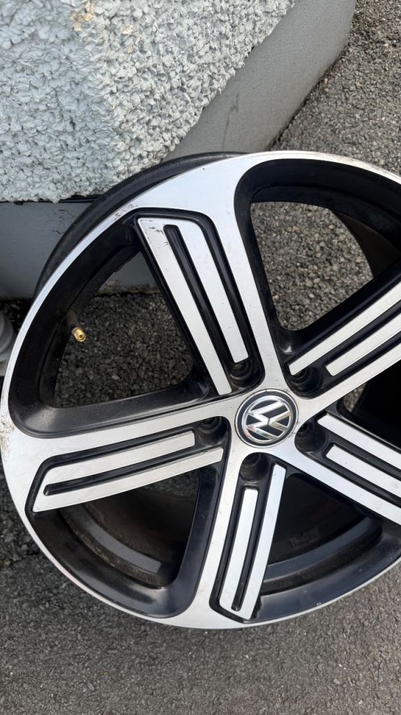 Golf r Cadiz alloys 18’’(3 good condition 1 damaged) 