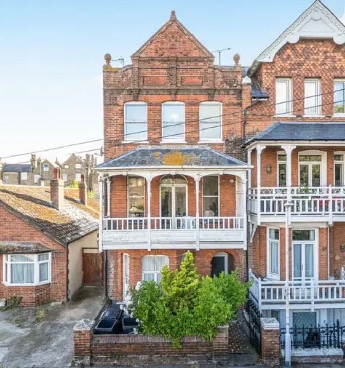Beautiful & unusual 2 bed apartment short term let
