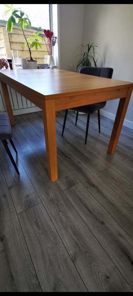 Extendable Wooden Dining Table and 4 Chairs – Good Condition