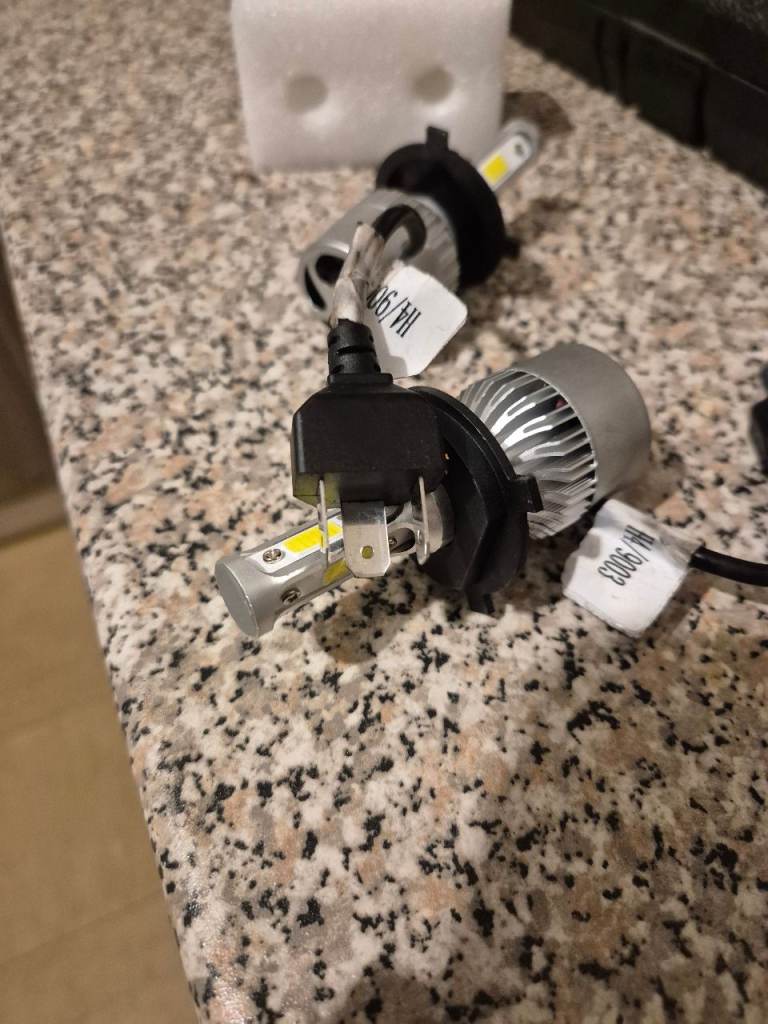 BRAND NEW RED BULBS 100 WATTS EACH BULB H4 3 PIN