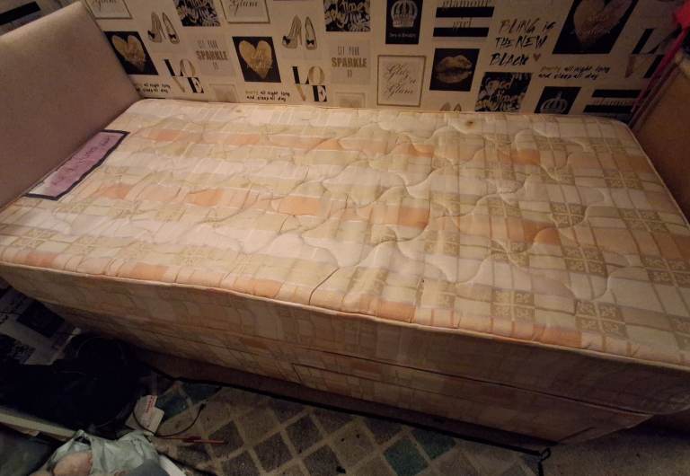 Single Divan Bed with Drawers and Mattress