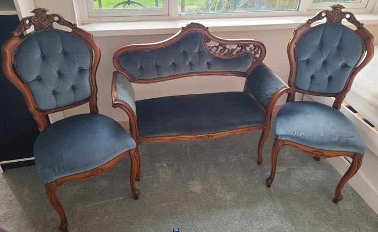 Lovely Settle and 2 Chairs