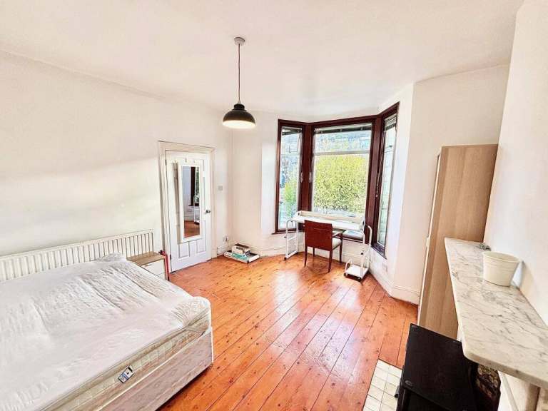 Modern 4-Bedroom House - COMPANY LET ALLOWED