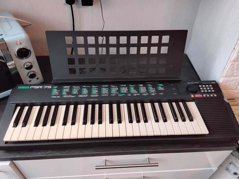 Yamaha keyboard psr 75 & power supply & music stand works 
