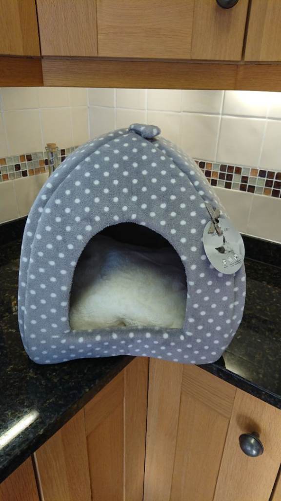 Cat ingloo bed with removable cushion new 