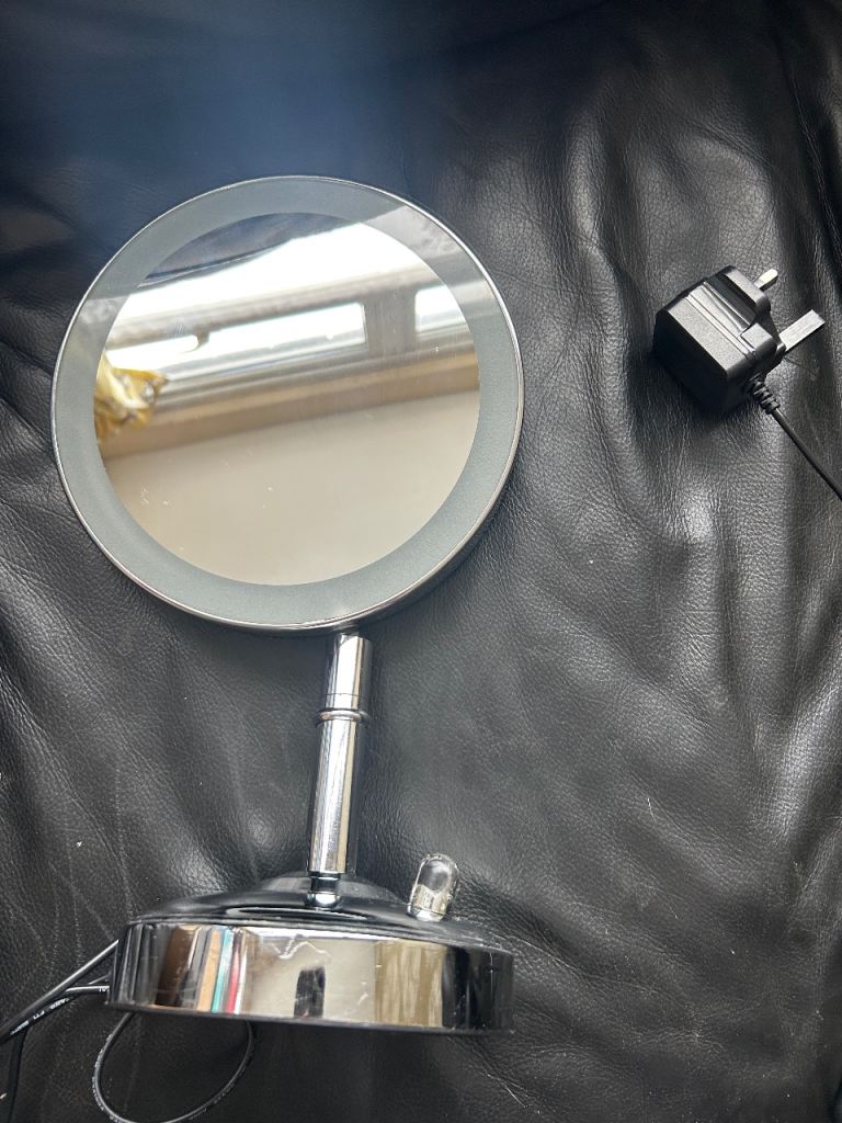 No 7 , 2-sided makeup mirror
