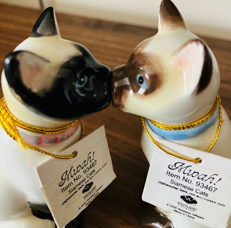 Siamese kissing Cats "Mwoah!" Salt and Pepper Shakers - New with Tags