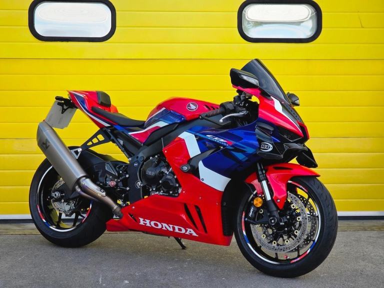Honda CBR1000RR-R Fireblade AKRAPOVIC EXHAUST! MASSIVE SPEC! PRISTINE CONDITION