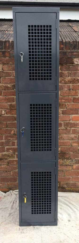 LOCKER WITH KEYS