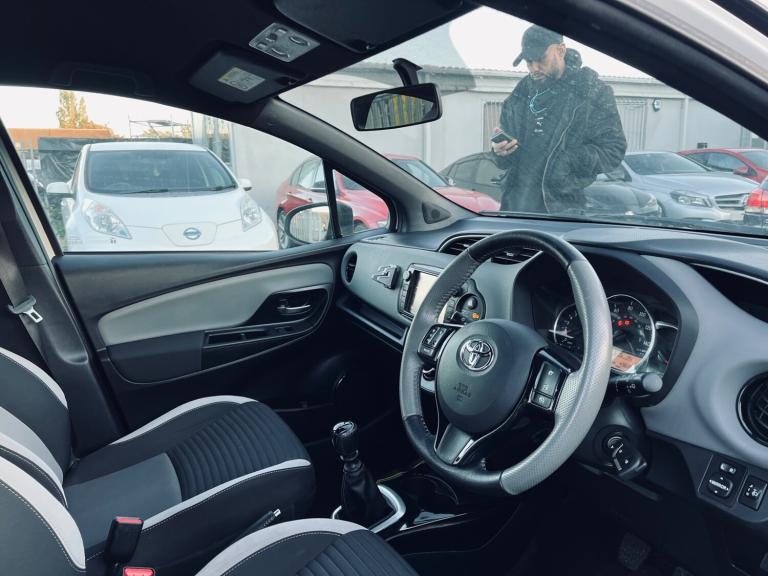 2016 Toyota Yaris 1.33 VVT-i Design 5dr HATCHBACK Petrol Manual