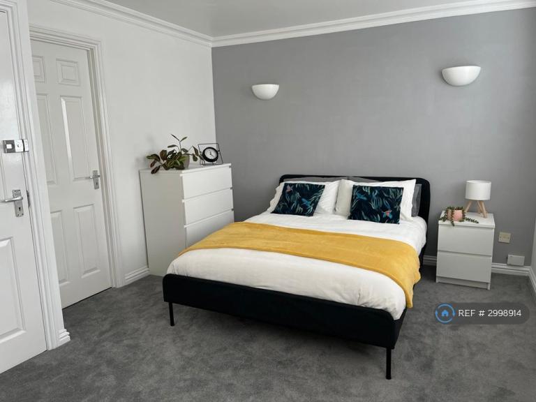 1 bedroom in Beverley Mews, Crawley, RH10 (#2998914)