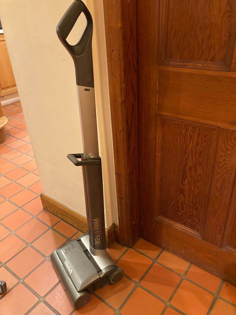 GtechAirRam cordless Vacuum Cleaner with charger and Instructions