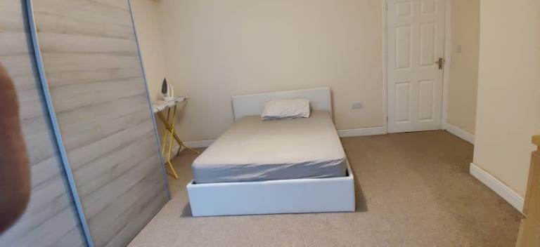 Large room to let in oadby Leicester 
