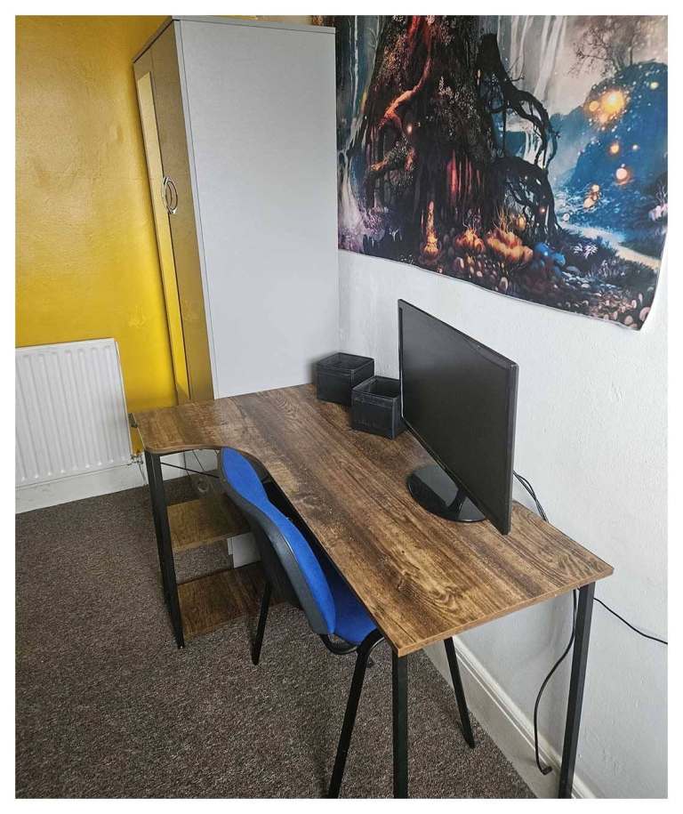 Single room to rent in a shared 3 bedroom flat with live in landlord - Worthing Town Centre