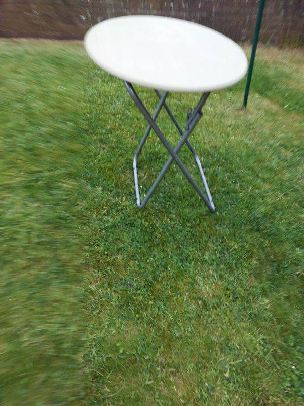 Foldable round table 