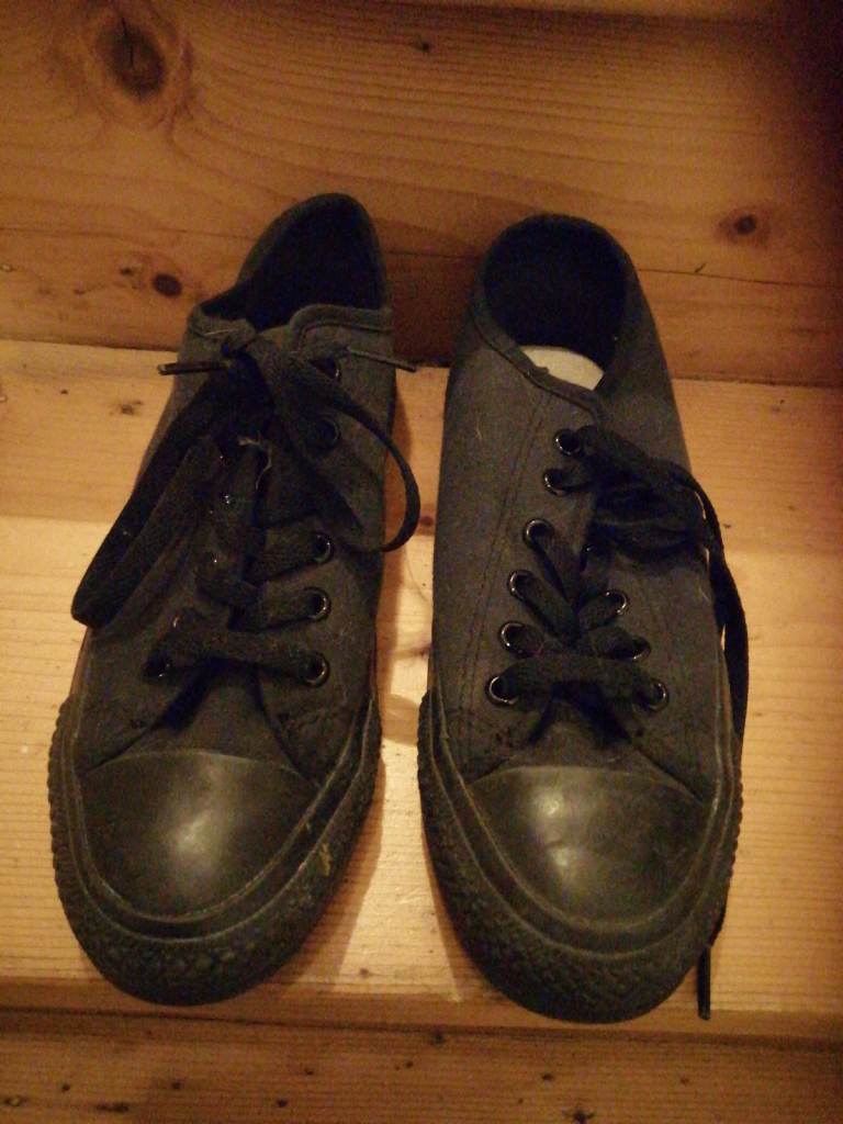 Black converse style trainers size 6