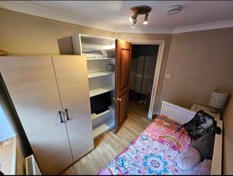 Room + Stogere Room + Bills 