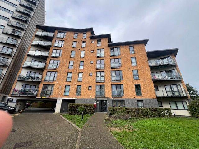 TO LET - 1 Bed Flat to rent Gateway Court, 5-7 Parham Drive, Ilford, Essex IG2 6LZ