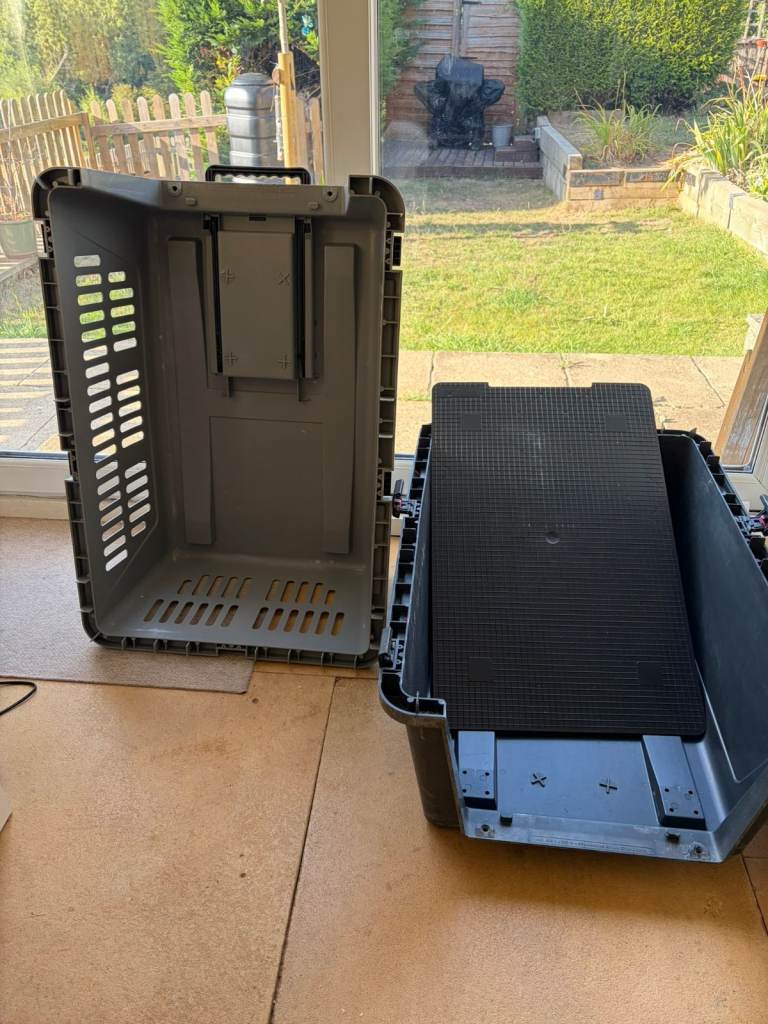 Ferplast Atlas 50 Dog Crate – Medium/Large Dogs – £40