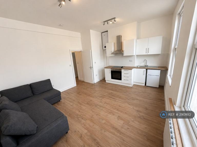 4 bedroom flat in High Road Leytonstone, London, E11 (4 bed) (#2901613)
