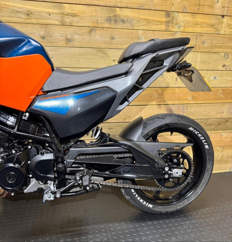 KTM Duke 125 / April 2025 model / covered 7.5k miles
