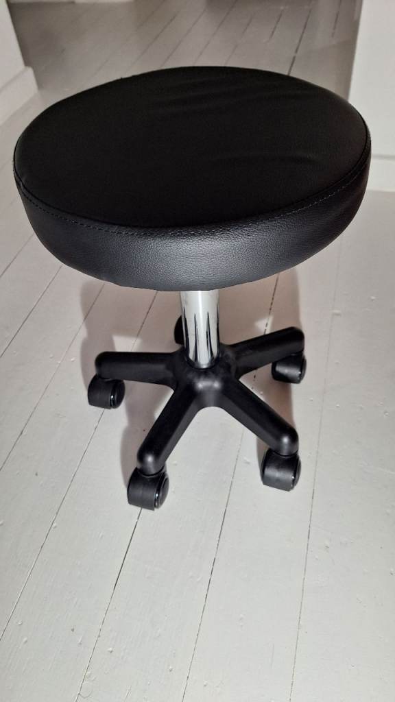 Round rolling stool with wheels