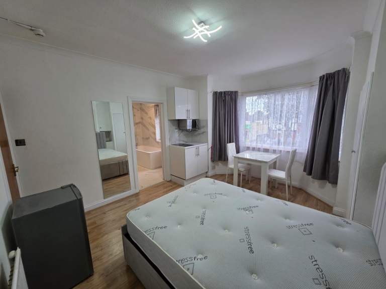 BRIGHT & SPACIOUS,FURNISHED,STUDIO - PROFESSIONALS-SINGLE | COUPLE. LOCATED IN Canons Park-Edgware 