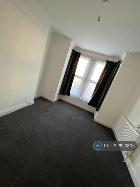 2 bedroom flat in Courtland Avenue, Ilford, IG1 (2 bed) (#2853806)